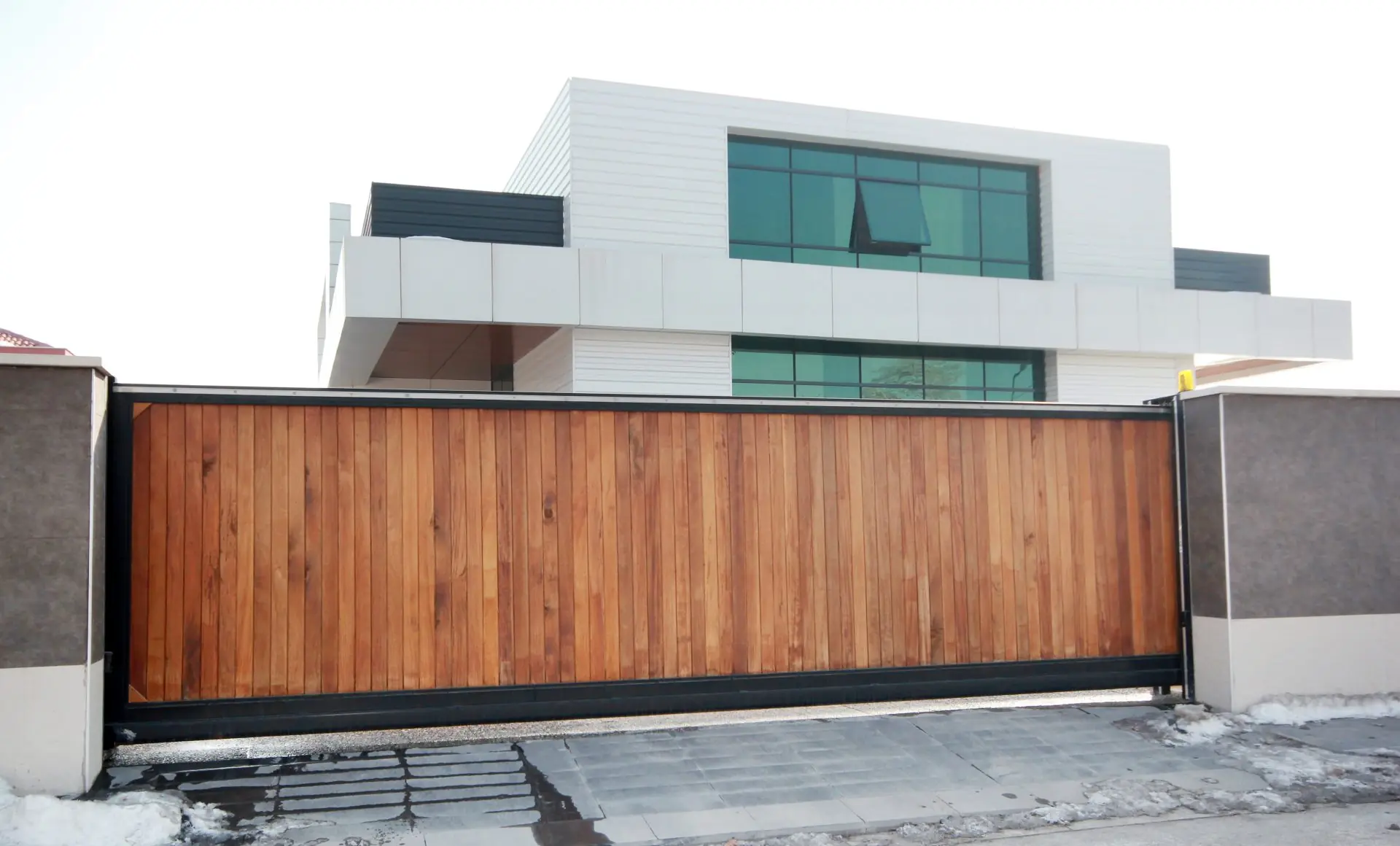 Contemporary timber automated gate and entrance